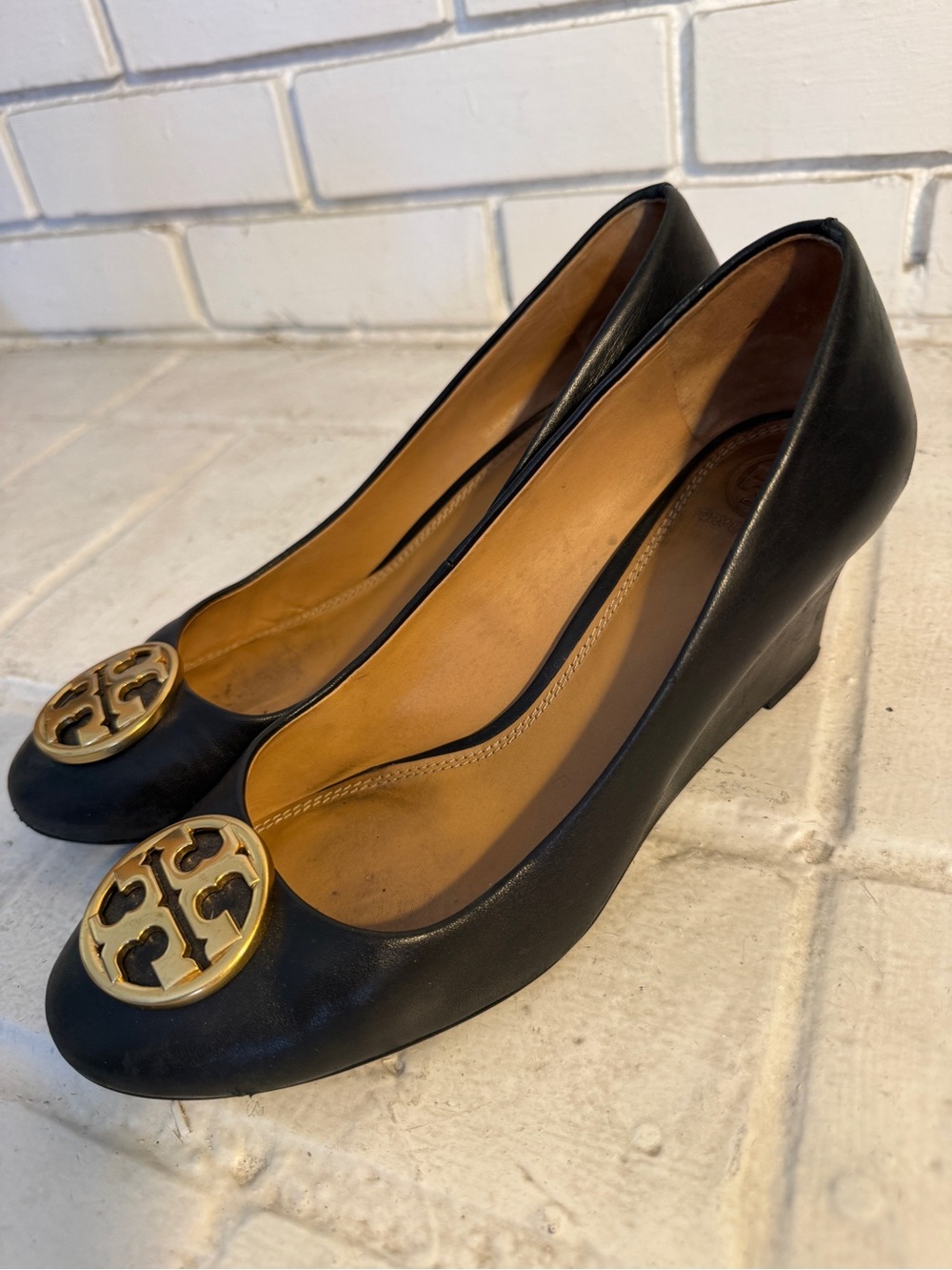 Tory Burch Sally Leather Wedge Pumps in Black with Gold Logo Medallion Size 9